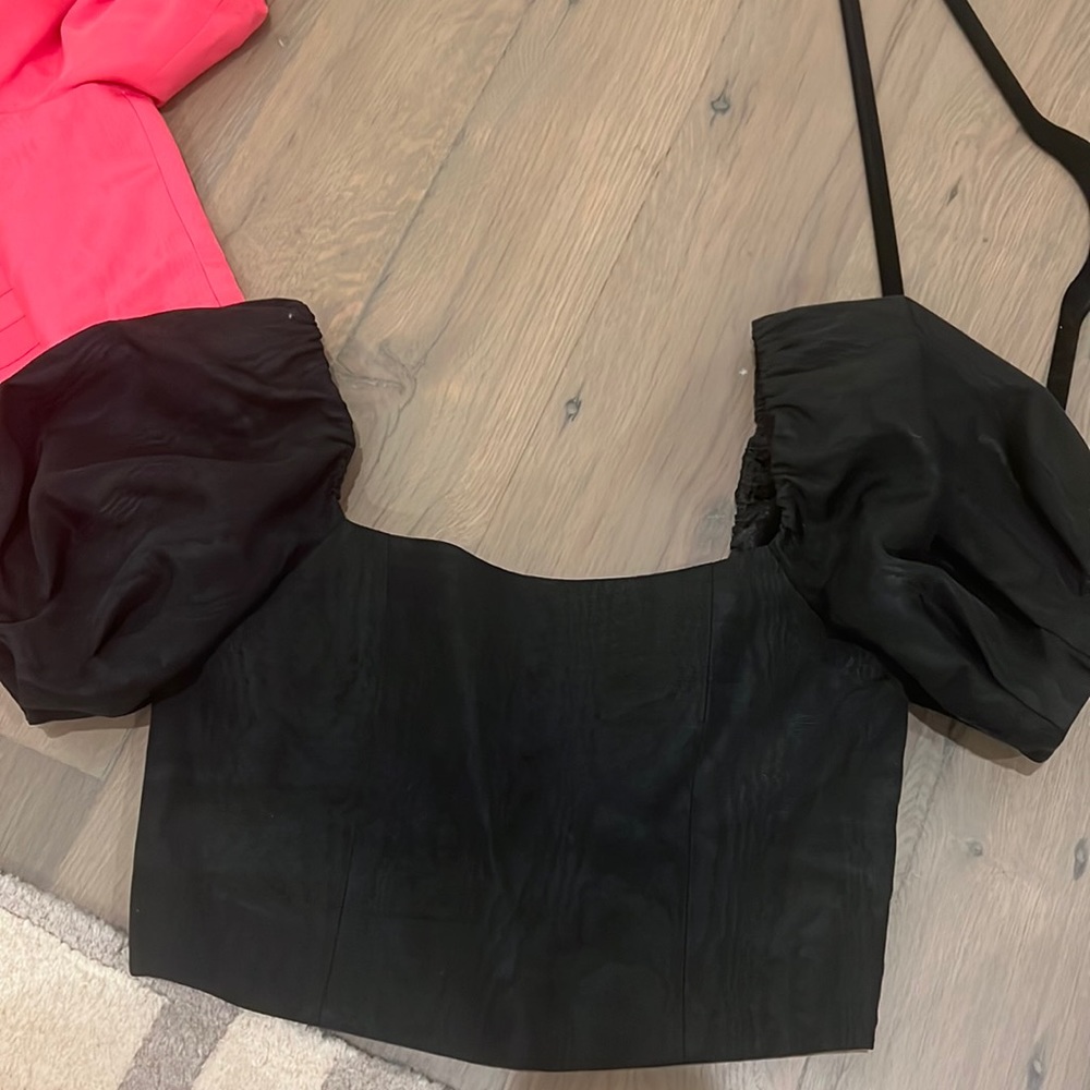 Alice and olivia black cropped top. Size 4. No wear or tear.